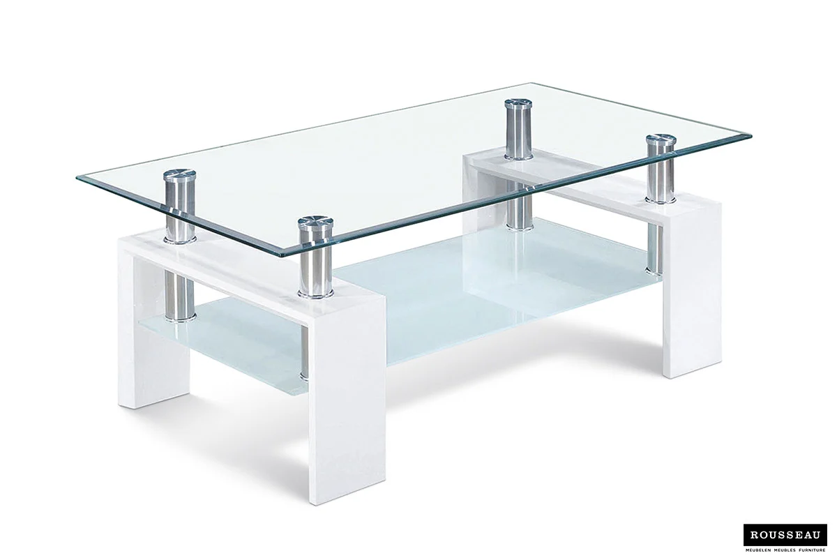 De Salontafel Wit Design Modern is een moderne glazen salontafel met een helder rechthoekig blad, vier chromen pilaren, witte poten en een extra matglazen plank onder het tafelblad.