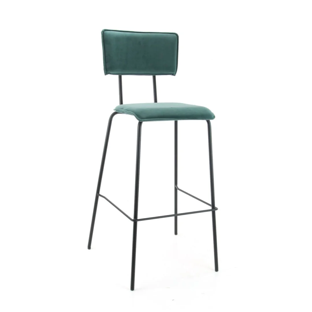 De Werkwoonkruk Hoog Bo - Fluweel Aarde Teal is een moderne barkruk met een met groenblauw fluweel beklede zitting en rugleuning, slanke zwarte metalen poten en een minimalistisch ontwerp, afgebeeld tegen een witte achtergrond.