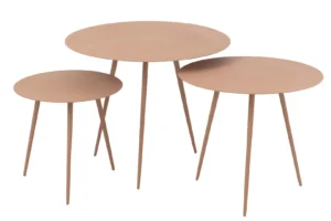 De Bijzettafel Roze is een ronde, roze ijzeren bijzettafel van 56 x 56 cm, die dicht op elkaar staat met andere soortgelijke tafels, elk met drie slanke poten tegen een witte achtergrond.