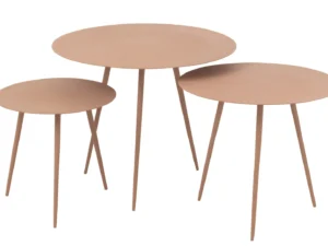 De Bijzettafel Roze is een ronde, roze ijzeren bijzettafel van 56 x 56 cm, die dicht op elkaar staat met andere soortgelijke tafels, elk met drie slanke poten tegen een witte achtergrond.