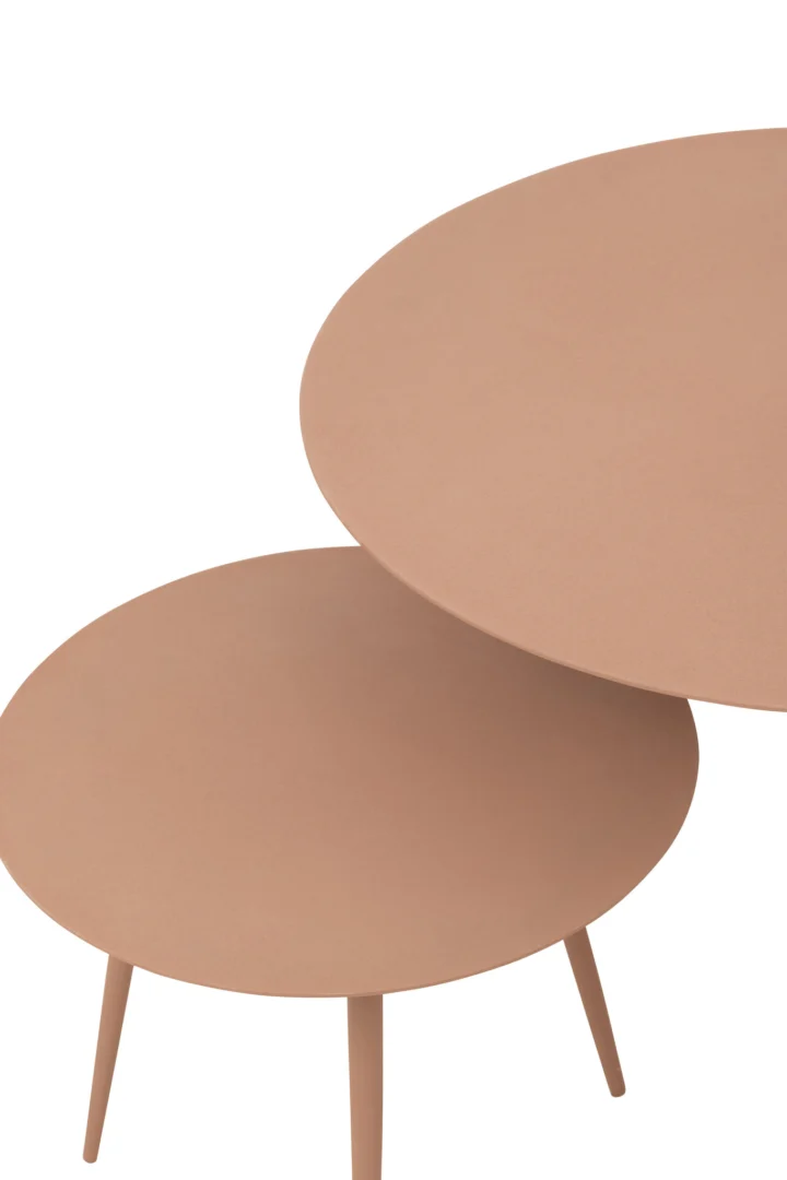 De Bijzettafel Roze, een ronde lichtbruine tafel van ijzer, meet 56 x 56 cm en heeft drie poten; twee van deze tafels overlappen elkaar gedeeltelijk en worden van bovenaf bekeken tegen een witte achtergrond.