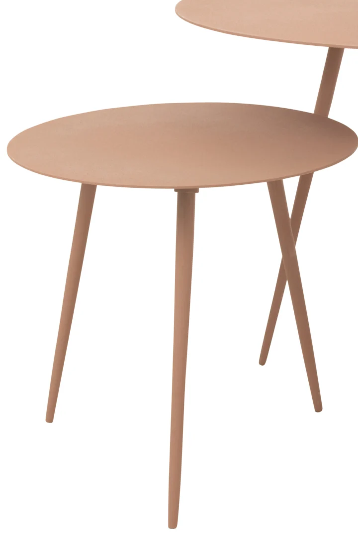 Twee Bijzettafel Roze ronde bijzettafels (56x56 cm, ijzer) in lichtbruin, elk met dunne, taps toelopende poten, staan aan de rechterkant, de een iets overlappend.