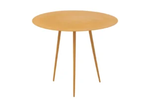 De Bijzettafel Okergeel is een ronde, gele ijzeren bijzettafel van 56 x 56 cm, met een glad tafelblad en drie slanke, schuine poten, afgebeeld tegen een witte achtergrond.