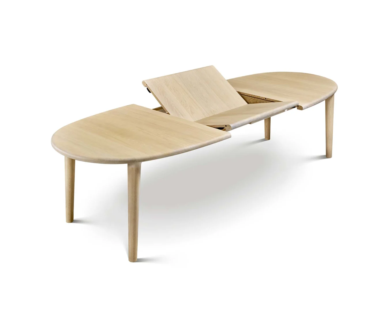 De SENTO TAFEL 210/300 E02M is een lichthouten ovale eettafel met vier poten, voorzien van een gedeeltelijk opgetild uitschuifbaar middenblad waardoor de tafel kan worden uitgebreid voor extra zitplaatsen.