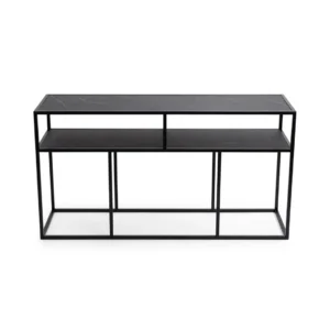 De Bijzettafel Zwart 81 x 44 CM Marmer is een moderne zwart metalen consoletafel met twee rechthoekige planken met een donkere matte afwerking en een open, minimalistisch frame.