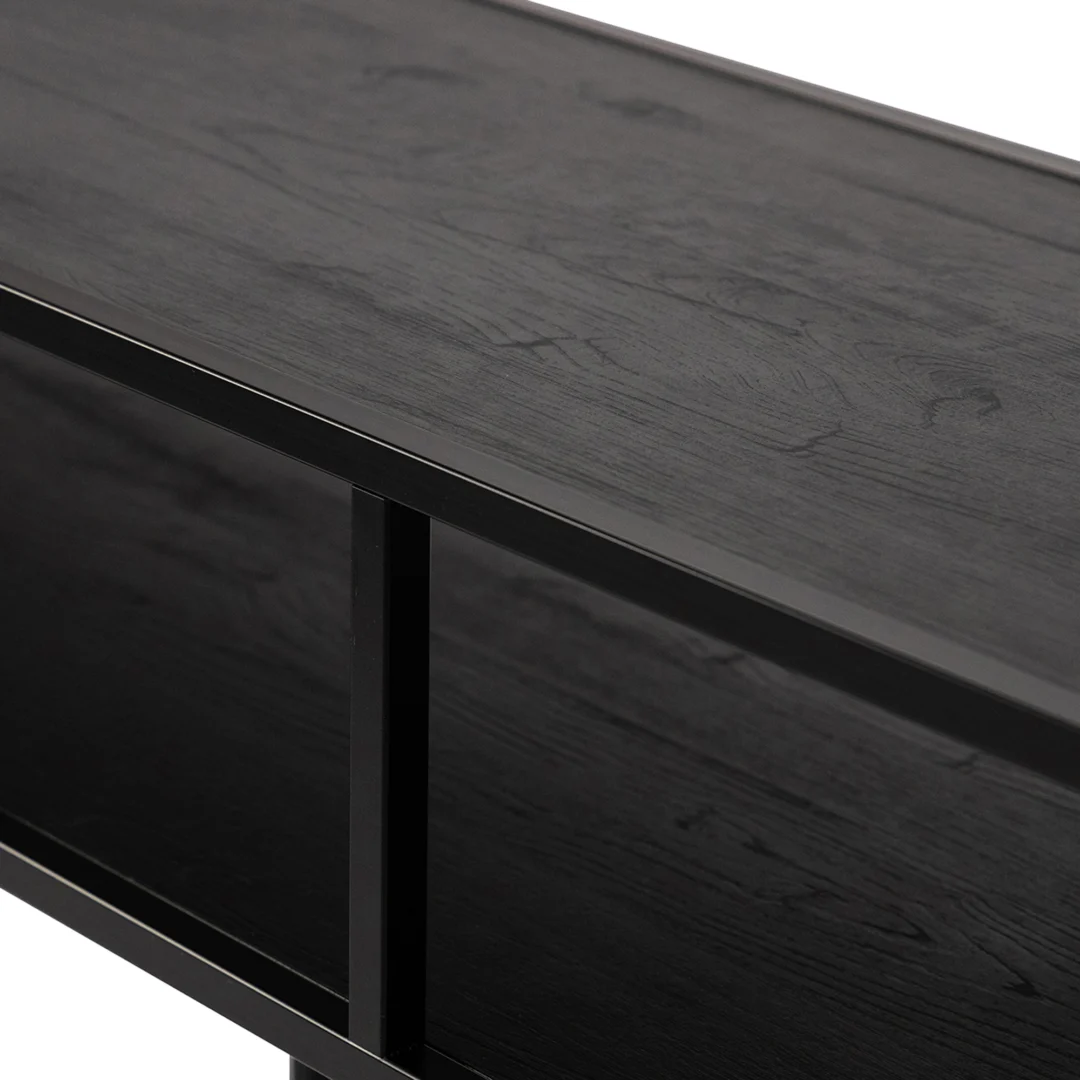 Close-up van de hoek en het bovenblad van de Bijzettafel Zwart 80 x 43 CM Eikenhout, een moderne zwarte bijzettafel met strakke lijnen en zichtbare eiken houtnerfstructuur.