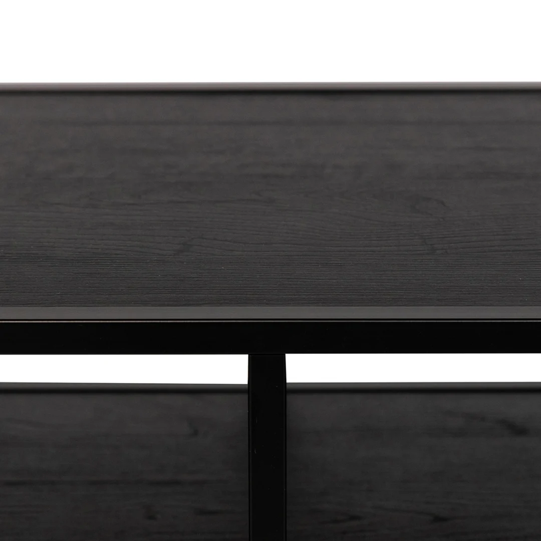 Close-up van de Bijzettafel Zwart, een moderne zwart eiken tafel van 80 x 43 cm met een onderplank en minimalistisch ontwerp, getoond tegen een effen witte achtergrond.