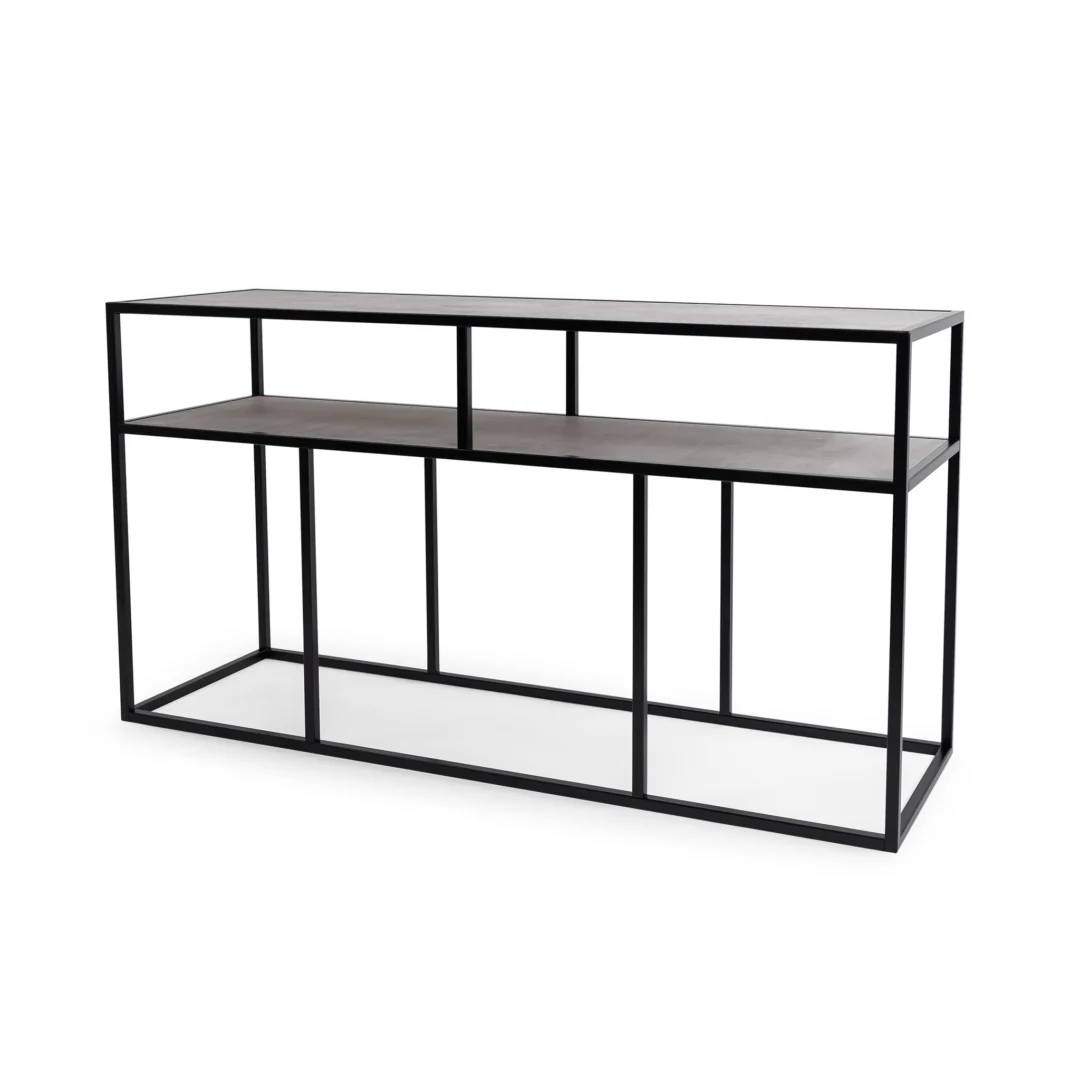 Bijzettafel Zwart 81 x 44 CM Beton heeft een minimalistisch, open rechthoekig ontwerp met een zwart metalen frame en twee donkere houten planken, benadrukt door strakke lijnen en geen decoratieve details.