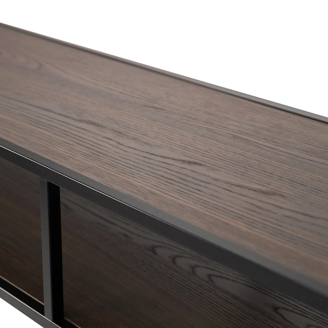 Close-up van de Bijzettafel Zwart, Bruin 81 x 44 CM, met een donkere houtnerfstructuur en zwart metalen frame, tegen een witte achtergrond.