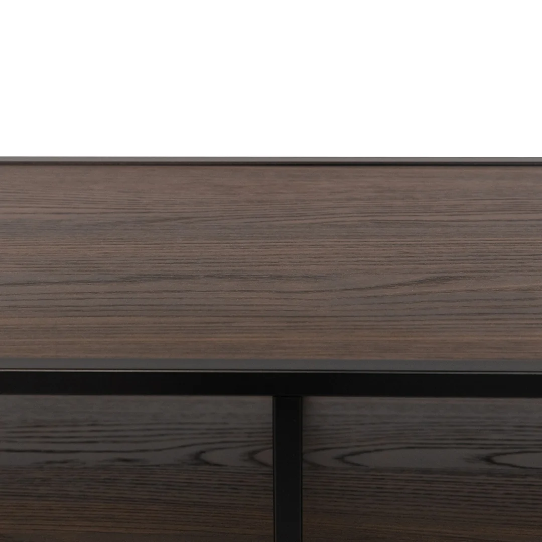 Een close-up van de Bijzettafel Zwart, Bruin (81 x 44 CM) toont het moderne ontwerp met een donkere houtnerf afwerking en een zwart metalen frame, tegen een effen witte achtergrond.