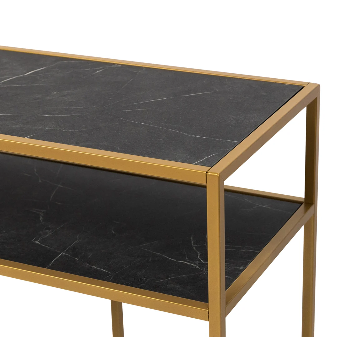 Een close-up van de Bijzettafel Zwart, Goud (81 x 44 cm), een chique moderne tafel met een zwart marmeren blad en plank, omlijst met goudkleurig metaal voor een elegante, minimalistische uitstraling.