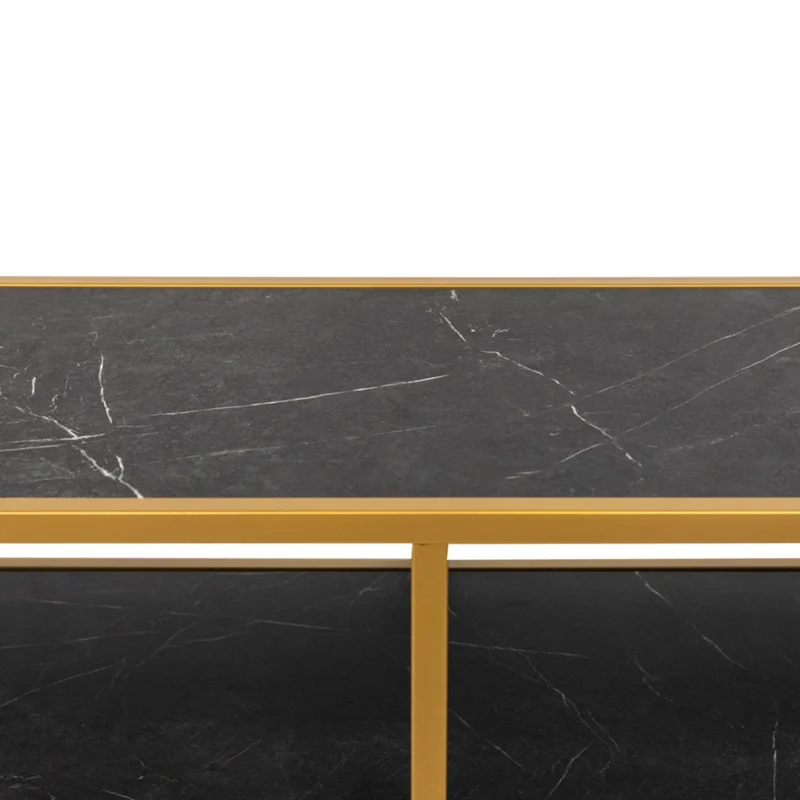 Een close-up van de Bijzettafel Zwart, Goud (81 x 44 CM) toont het chique rechthoekige zwart marmeren blad met witte adering en een goud metalen frame tegen een witte achtergrond.