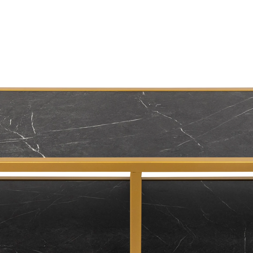 Een close-up van de Bijzettafel Zwart, Goud (81 x 44 CM) toont het chique rechthoekige zwart marmeren blad met witte adering en een goud metalen frame tegen een witte achtergrond.