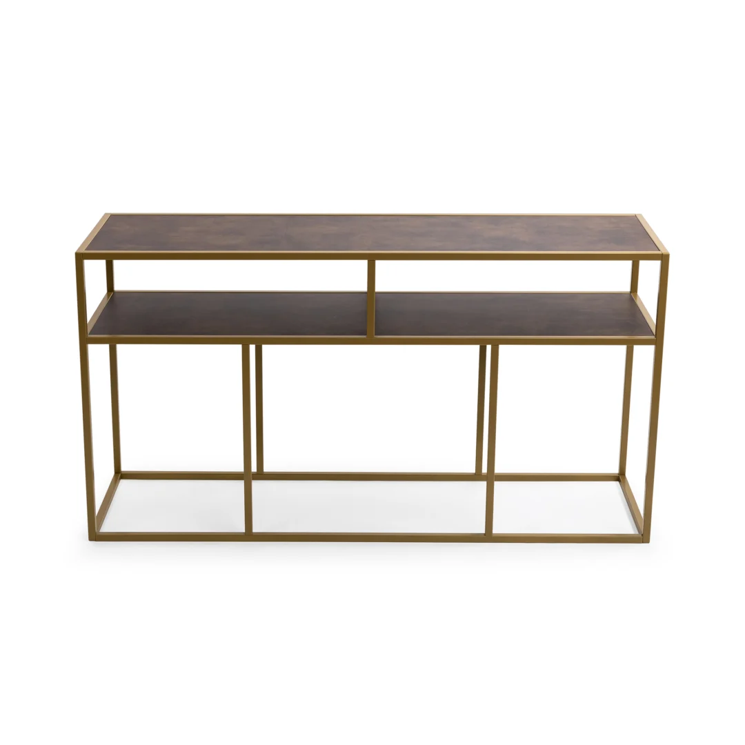 De Bijzettafel Bruin, Goud 81 x 44 CM Design is een moderne consoletafel met een goud metalen frame, twee donkerhouten planken en twee open vakken, getoond vanaf de voorkant.