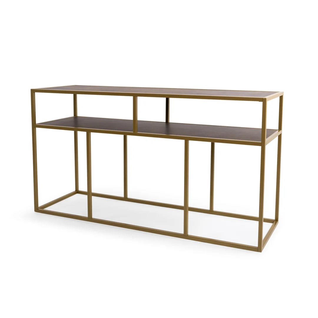 De Bijzettafel Bruin, Goud 81 x 44 CM Design is een moderne consoletafel met een goud metalen frame en twee donker houten planken, die een open minimalistische uitstraling heeft met strakke lijnen en rechthoekige secties.