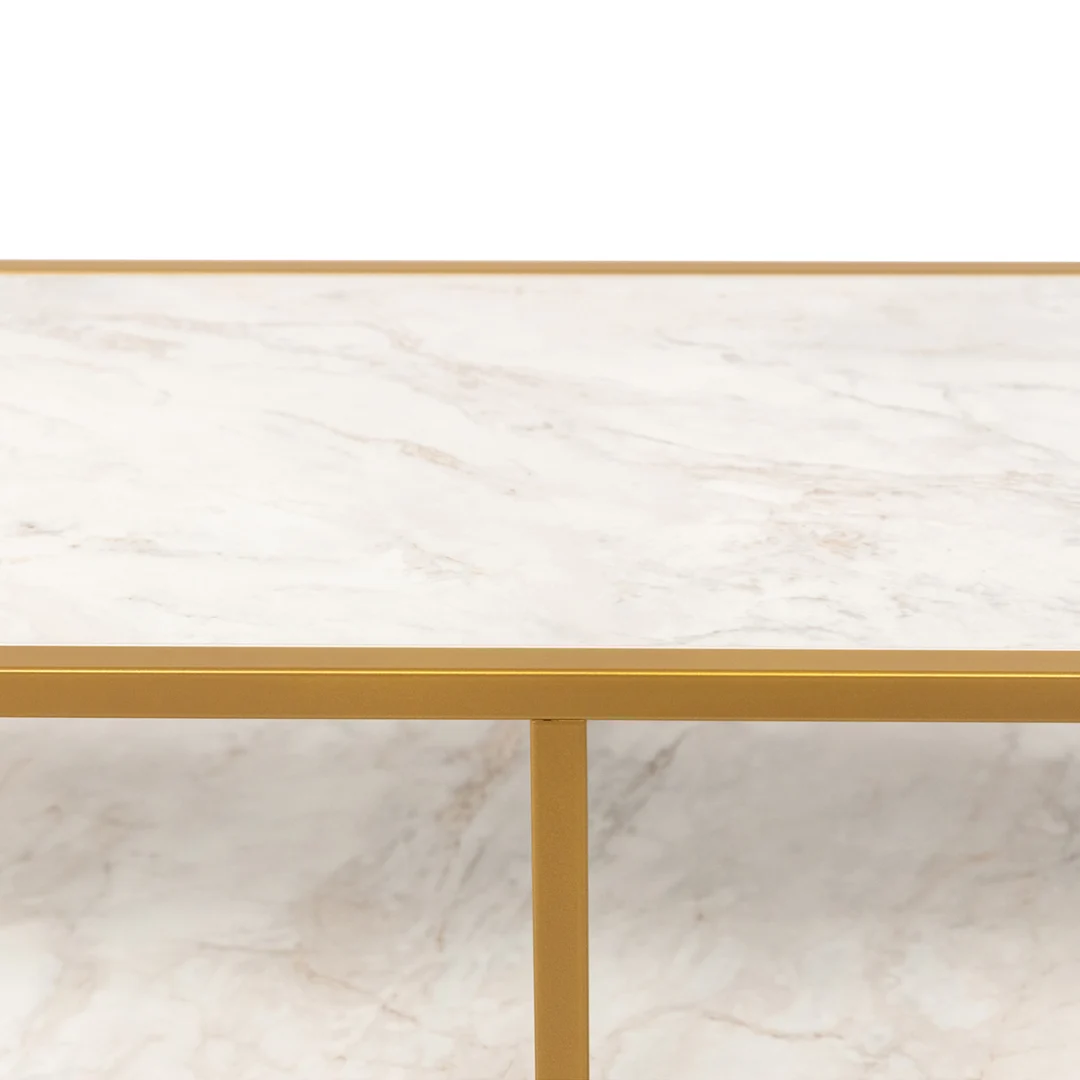 Close-up van de Bijzettafel Goud, Wit 81 x 44 CM Marmer met een chique wit marmeren blad en een goud metalen onderstel, met de nadruk op het tafelblad, de steunrand en de poot.