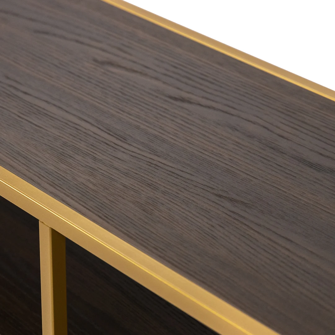 Een close-up van de Bijzettafel Bruin, Goud (81 x 44 CM) toont het donkere houten tafelblad met zichtbare nerven, omlijst door een goudkleurige metalen rand.