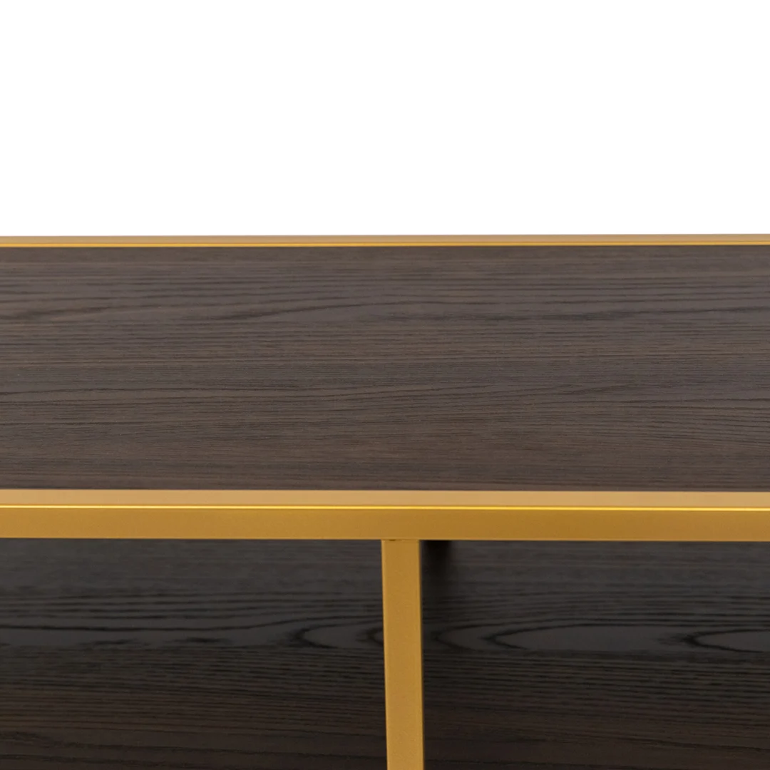 Een close-up van de Bijzettafel Bruin, Goud (81 x 44 cm), een moderne tafel met een donkerhouten oppervlak en goudkleurige metalen randen en poten, tegen een effen witte achtergrond.