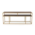 De Bijzettafel Bruin, Goud 81 x 44 CM Chique is een moderne consoletafel met een goud metalen frame, twee houten planken, een open rechthoekig ontwerp en twee centrale cubby-achtige secties op de bovenste plank.