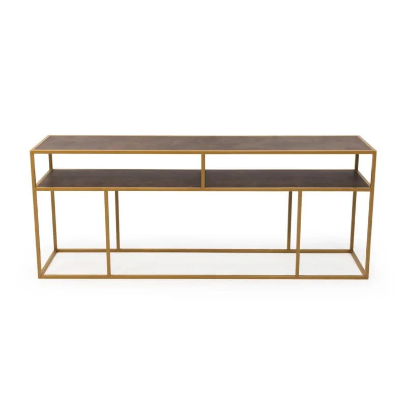 De Bijzettafel Bruin, Goud 81 x 44 CM Chique is een moderne consoletafel met een goud metalen frame, twee houten planken, een open rechthoekig ontwerp en twee centrale cubby-achtige secties op de bovenste plank.
