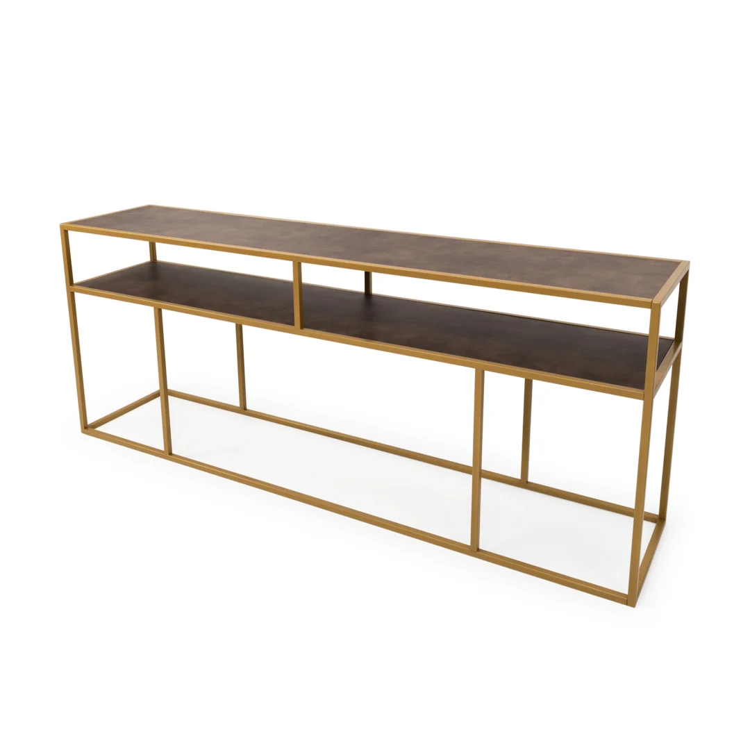 De Bijzettafel Bruin, Goud 81 x 44 CM Chique is een moderne consoletafel met een goud metalen frame, donker houten planken, twee verdiepingen en een open rechthoekig ontwerp.