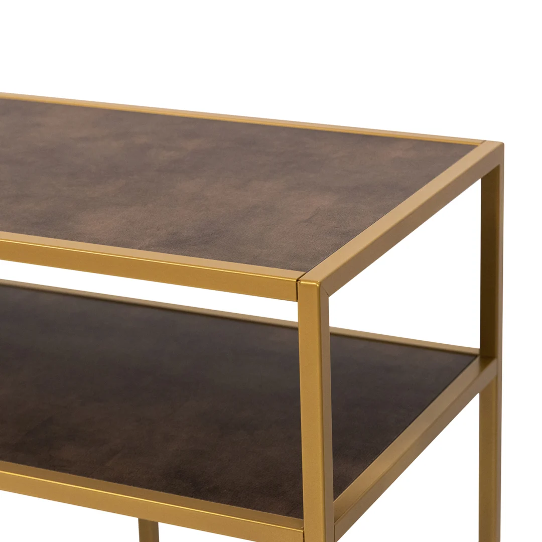 Een close-up van de Bijzettafel Bruin, Goud 81 x 44 CM Chique benadrukt het goudkleurige frame en de twee donkerbruine planken, die de hoek en de strakke lijnen van het minimalistische ontwerp benadrukken.