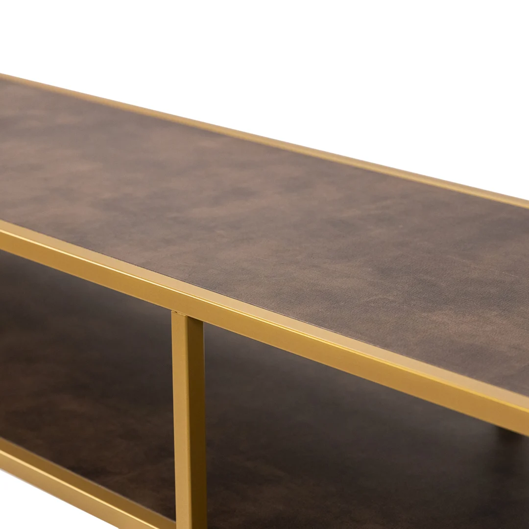 Een close-up van de Bijzettafel Bruin, Goud 81 x 44 CM Chique toont het rechthoekige oppervlak met bruine structuur, het goudkleurige metalen frame en een open onderplank onder het tafelblad.
