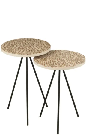 Set van twee ronde Bijzettafel Ivoor, Bruin 38 x 45 CM met zwarte metalen poten. Elk metalen tafeltje heeft een crèmekleurig blad met een bruin in elkaar grijpend cirkelpatroon. De ene tafel is iets hoger dan de andere.