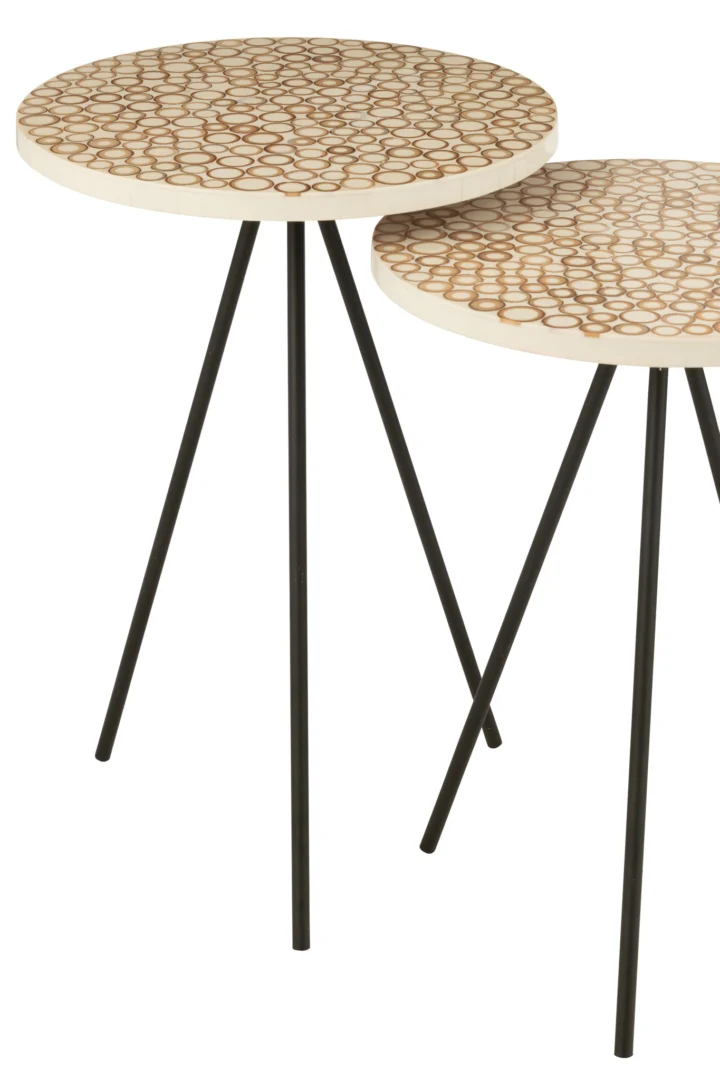 Set van twee Bijzettafel Ivoor, Bruin 38 x 45 CM met metalen zwarte poten en crèmekleurige bladen met een bruin cirkelpatroon. De tafels hebben verschillende hoogtes en zijn ontworpen om dicht bij elkaar geplaatst te worden.