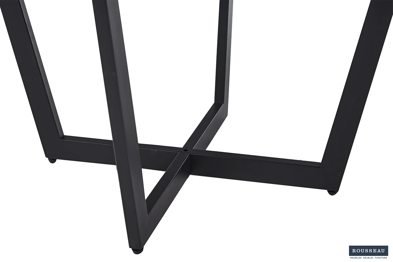 Close-up van de zwarte metalen poten en het kruisvormige onderstel van de Salontafel Compact Klassiek. De afbeelding benadrukt het geometrische, minimalistische ontwerp, met een klein Rousseau logo zichtbaar in de rechter benedenhoek.