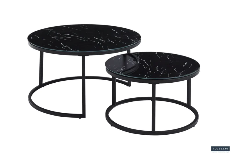De Salontafel Zwart van Roest Marmer bestaat uit twee ronde salontafels met een zwart marmeren blad en een slank zwart metalen onderstel. De kleinere tafel past gedeeltelijk onder de grotere, wat een moderne, minimalistische look benadrukt.