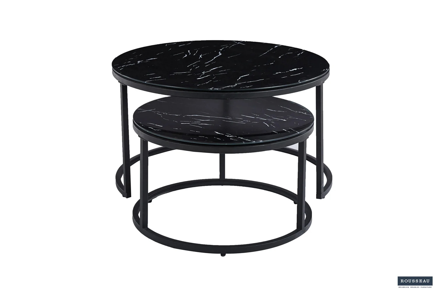 De Salontafel Zwart van Roest Marmer bestaat uit twee ronde nesttafels met een zwart marmeren blad en een zwart metalen onderstel. De kleinere tafel past gedeeltelijk onder de grotere voor een moderne, ruimtebesparende stijl.