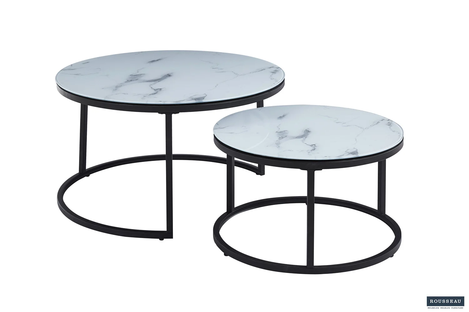 De Salontafel Wit Marmer Minimalistisch bestaat uit twee moderne ronde salontafels met een wit marmeren blad en een onderstel van zwart metaal; de kleinere tafel past netjes onder de grotere.