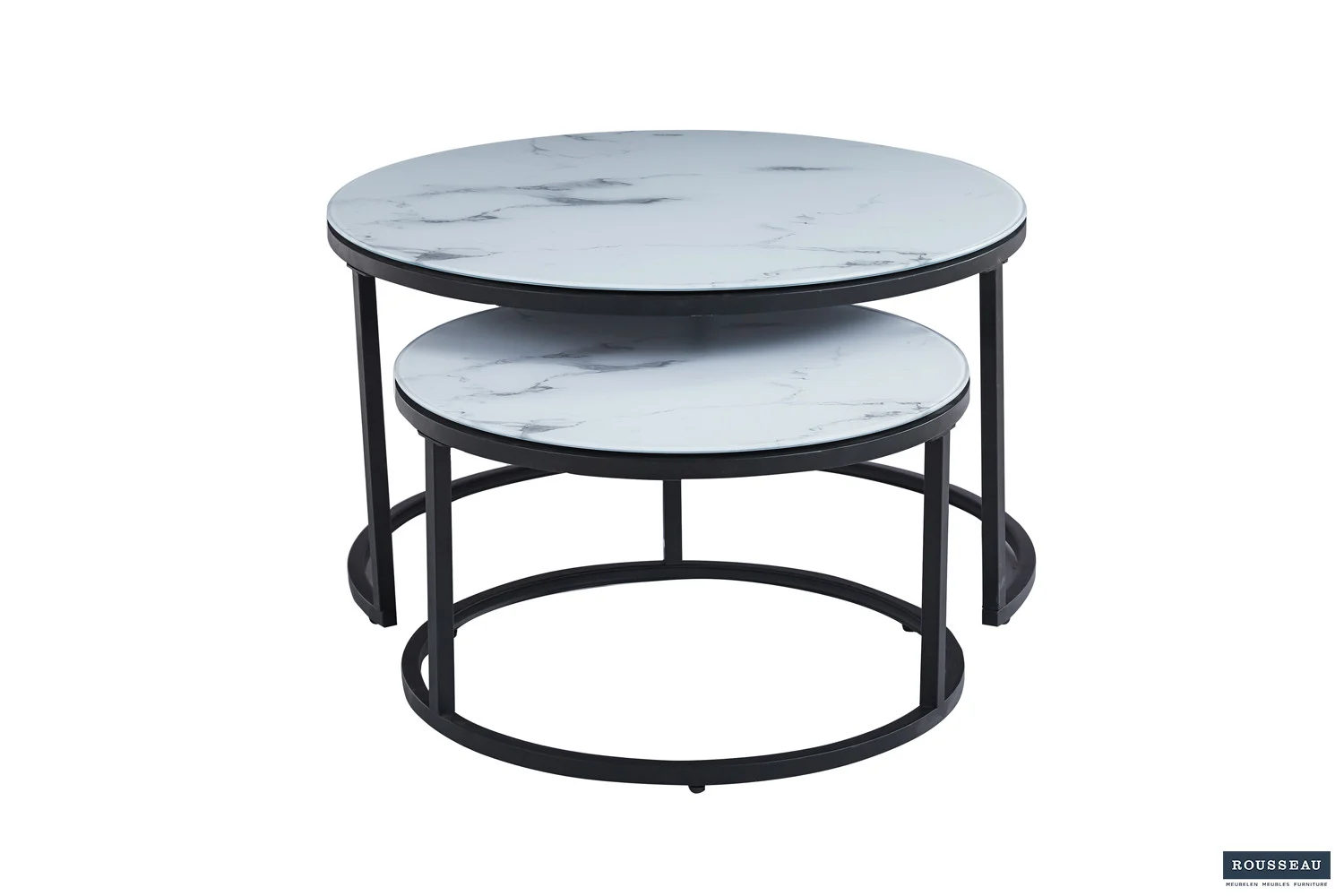De Salontafel Wit Marmer Minimalistisch is een set van twee ronde nesttafels met een wit marmeren blad en een onderstel van zwart metaal, zo ontworpen dat de kleinere tafel gedeeltelijk onder de grotere tafel past.