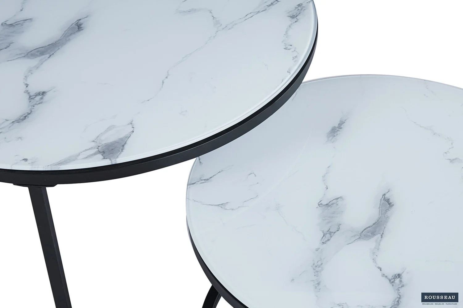 De Salontafel Wit Marmer Minimalistisch bestaat uit twee ronde bijzettafels met witte bladen, een grijs marmerpatroon en zwarte randen, die elkaar gedeeltelijk overlappen tegen een witte achtergrond.