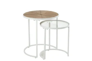De Bijzettafel Wit 50 x 56 CM Multiplex set bestaat uit twee ronde nesttafels met een wit metalen onderstel. De ene heeft een houten blad met zonnestralen, de andere een blad van helder glas. De kleinere tafel nestelt zich gedeeltelijk onder de grotere.