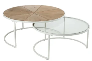 Set van 2 bijzettafels Relax: ronde tafels met wit metalen frame; één met houten zonpatroon blad, één met helder glazen blad.