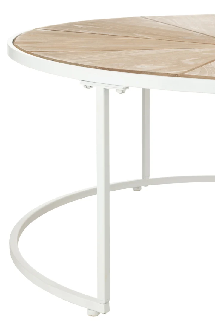 De Set van 2 bijzettafels Relax Metaal/Hout Wit/Natuurlijk bestaat uit ronde bijzettafels met lichthouten bladen in een sunburstpatroon en stevige wit metalen frames met elegant gebogen poten.