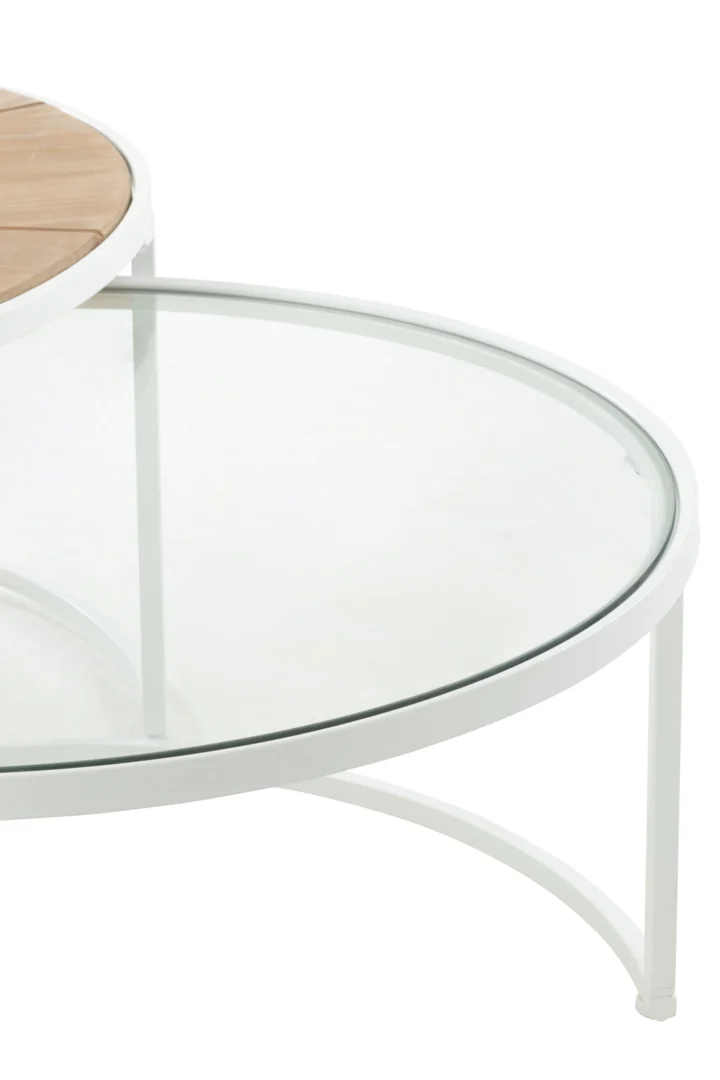Een close-up van de Set van 2 bijzettafels Relax Metaal/Hout Wit/Natuurlijk toont de ronde glazen tafel met een wit metalen frame dat gedeeltelijk overlapt met de naturel houten tafel.