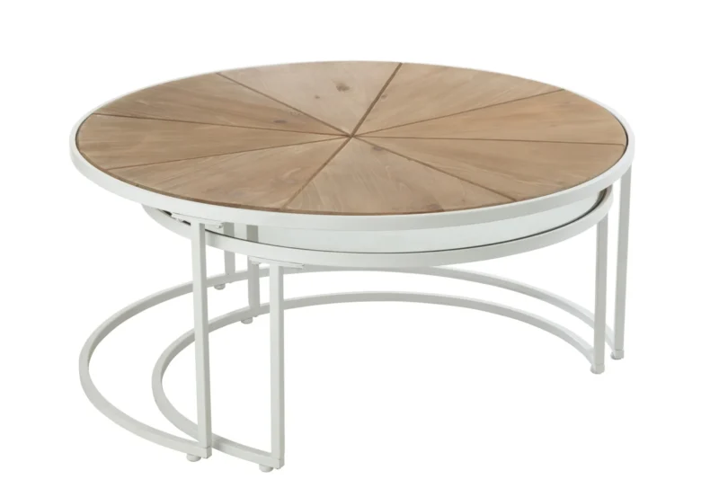 Set van 2 bijzettafels Relax: ronde tafels met licht houten blad in een radiaal patroon en wit metalen frame. De kleinere tafel schuift deels onder de grotere voor een stijlvolle, praktische combinatie.