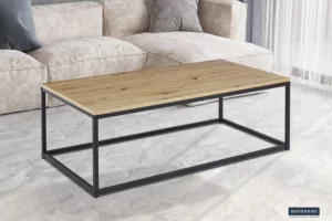 De Salontafel, een moderne rechthoekige salontafel met een licht houten blad en een zwart metalen frame, staat op een marmeren vloer voor een beige bank bij een raam met transparante gordijnen.