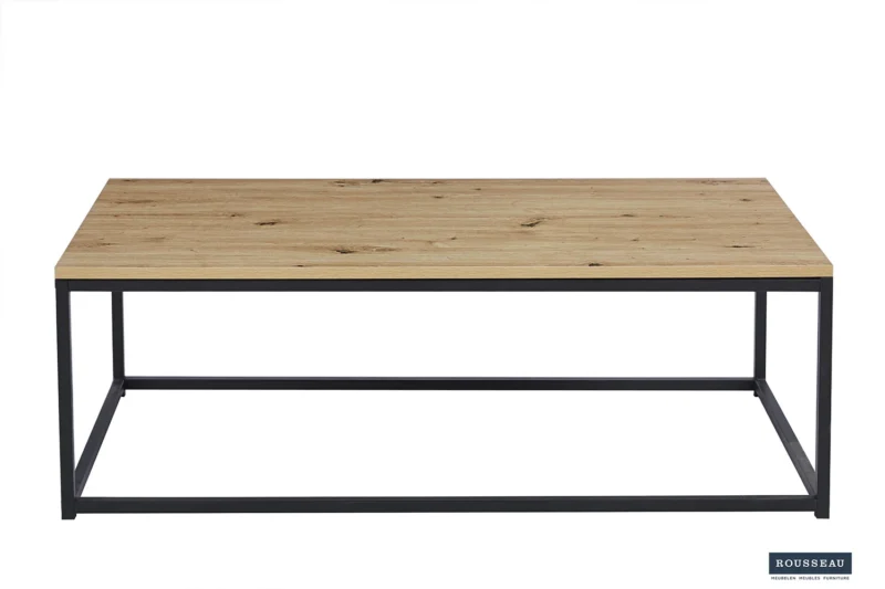 De Salontafel is een rechthoekige salontafel met een licht houten blad en een zwart metalen frame met een minimalistisch, modern ontwerp tegen een witte achtergrond.