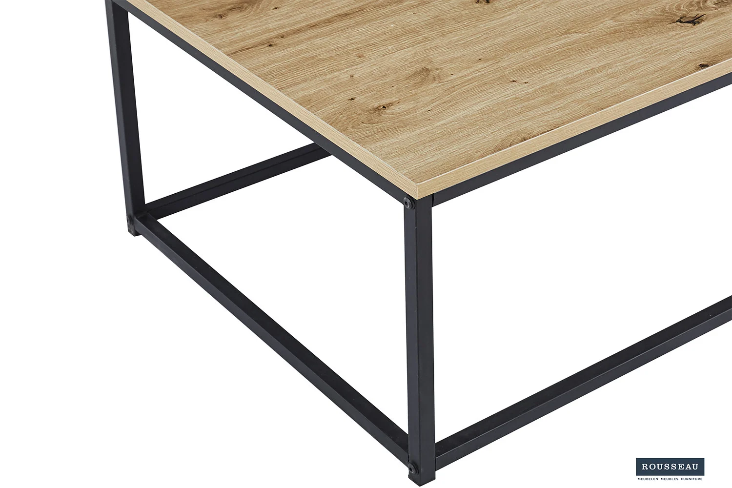 Een close-up van het houten tafelblad van de Salontafel heeft een lichte natuurlijke afwerking en zwarte metalen poten in een rechthoekig frame; op de hoek van de tafel is een klein Rousseau-label zichtbaar.