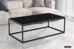 Een moderne woonkamer met de Salontafel Zwart Marmer Industrieel - een rechthoekige zwart marmeren salontafel met een minimalistisch metalen frame - staat op een lichtgrijze marmeren vloer voor een beige bank en transparante gordijnen.