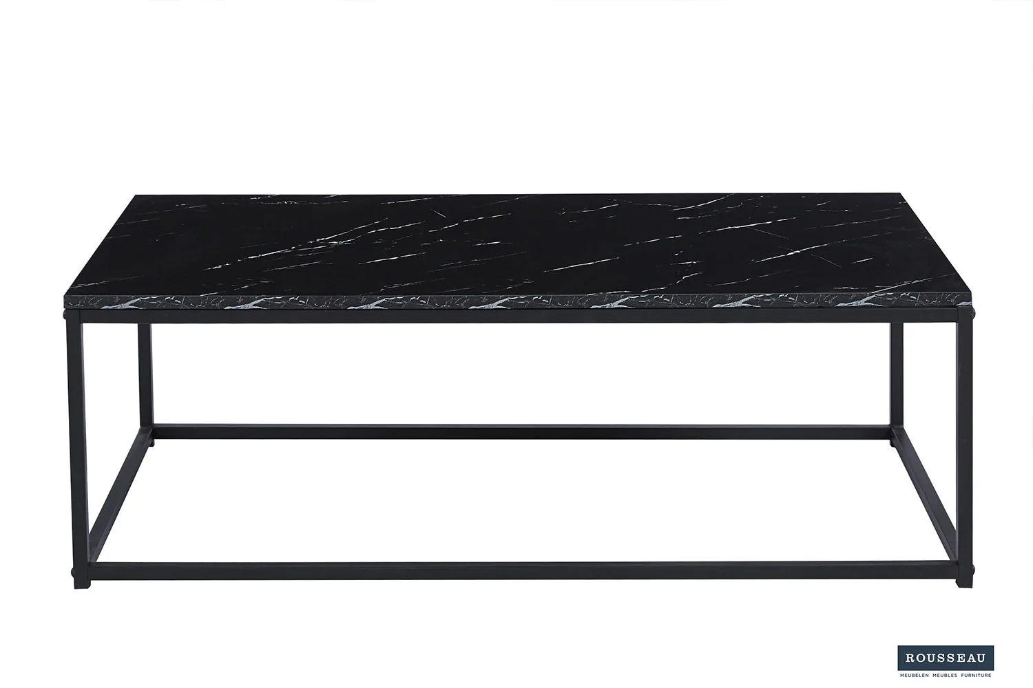 De Salontafel Zwart Marmer Industrieel is een rechthoekige salontafel met een zwart marmeren blad met witte adering en een minimalistisch zwart metalen frame. Rechtsonder zit een klein merklabel van Rousseau.