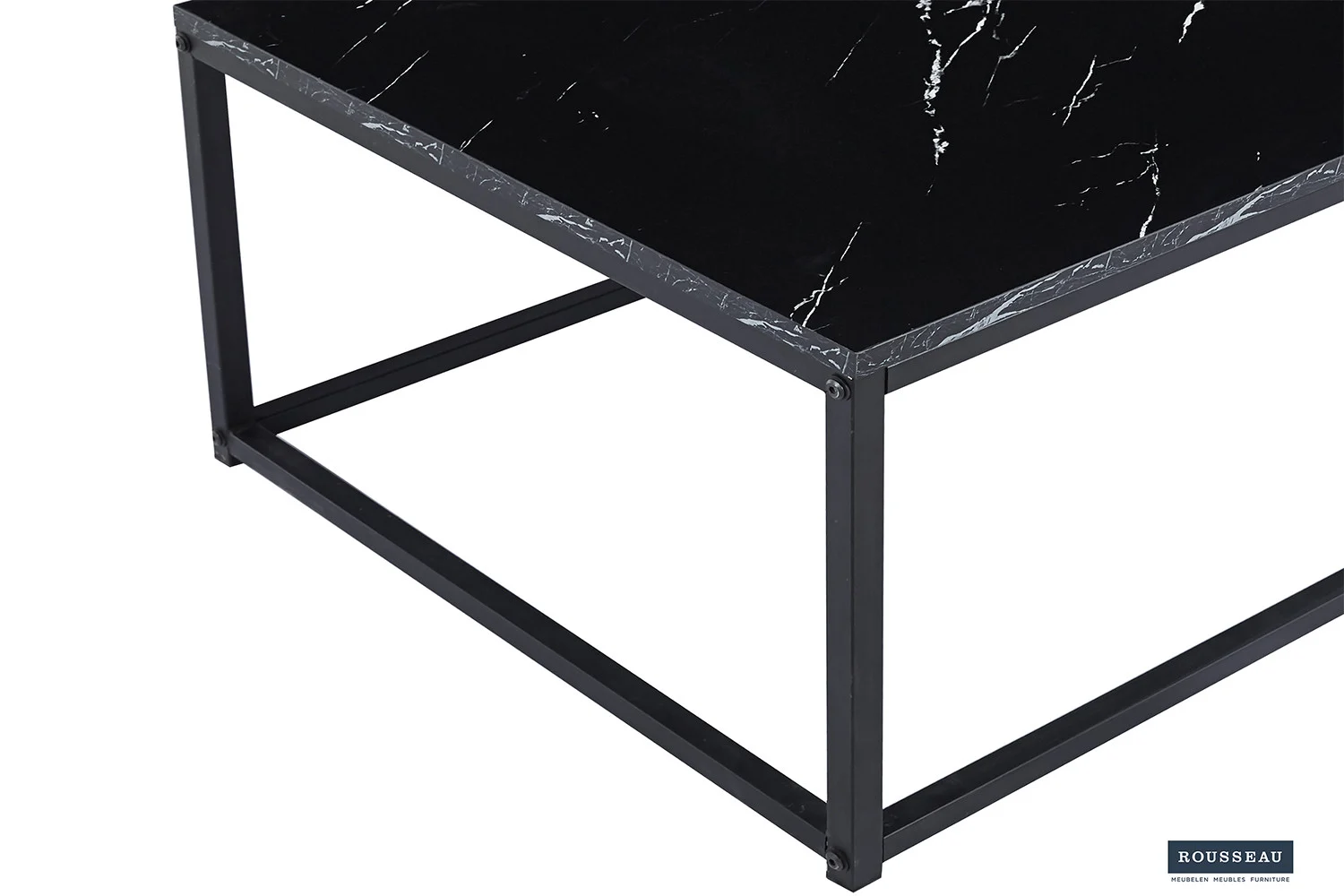 De Salontafel Zwart Marmer Industrieel is een zwarte rechthoekige tafel met een blad in marmerpatroon, een strak zwart metalen frame en het merklogo van Rousseau in de rechterbenedenhoek.