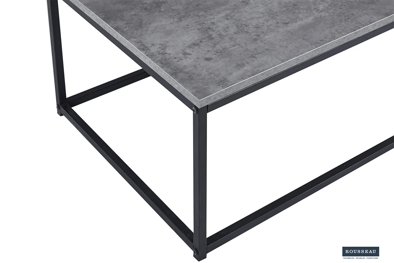 Een close-up van de Salontafel Grijs, Roest Steen, een rechthoekige tafel met een grijs, betonachtig oppervlak en een zwart metalen frame met minimalistisch industrieel ontwerp. Het Rousseau-logo verschijnt in de rechterbenedenhoek.