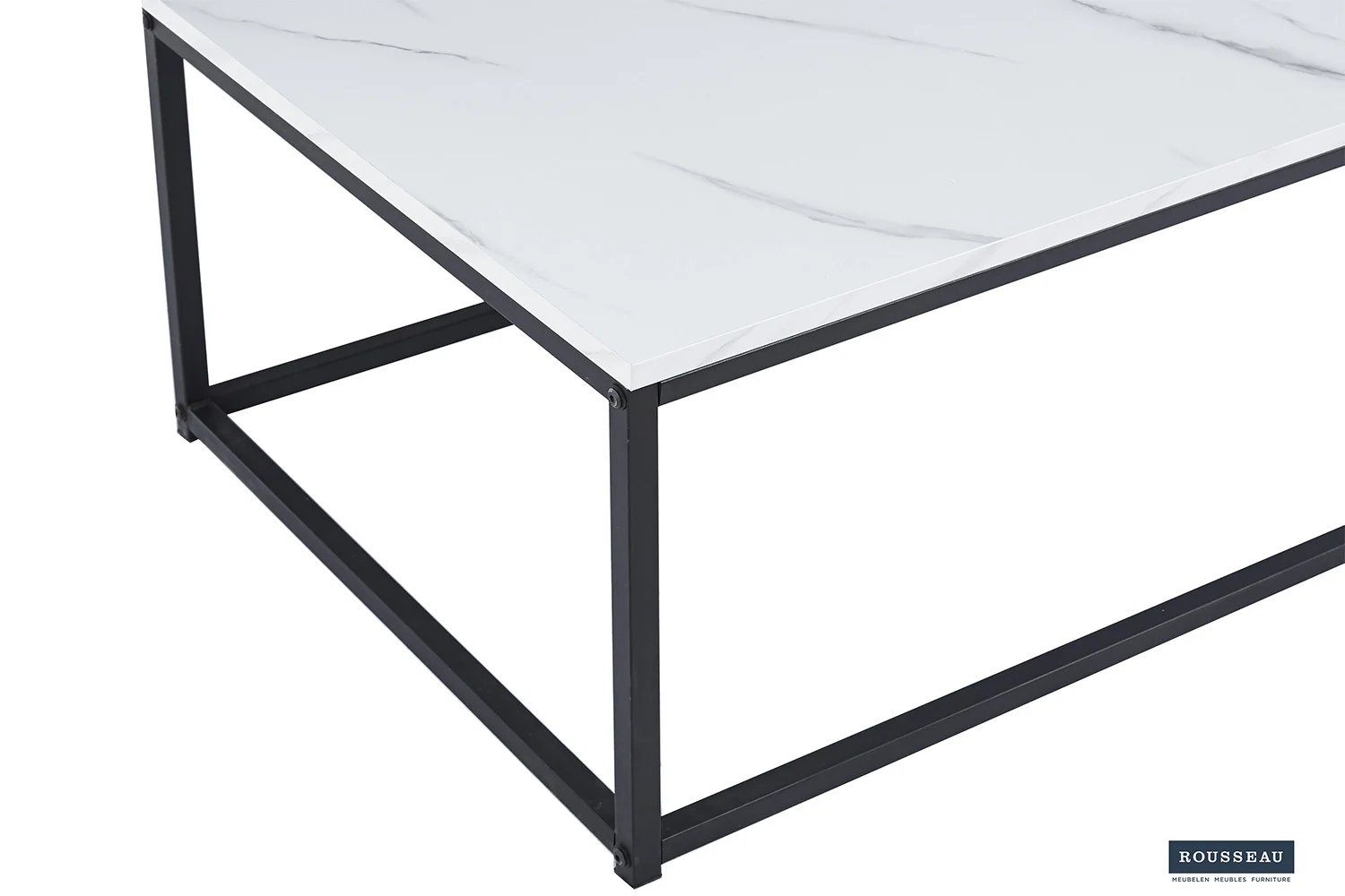 De Salontafel Wit Marmer Design heeft een rechthoekig wit blad met marmerpatroon en een zwart metalen onderstel. Het minimalistische ontwerp, de strakke lijnen en het open onderstel maken het een stijlvolle moderne salontafel voor elk interieur.