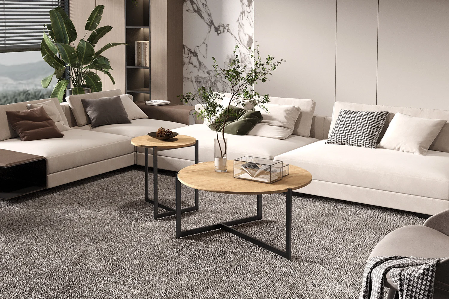 Een moderne woonkamer met een grote witte sofa, neutrale kussens, twee Salontafel Klassiek Design Tijdloos salontafels met zwarte metalen poten, een grijs vloerkleed, een plant in pot en planken met decor.