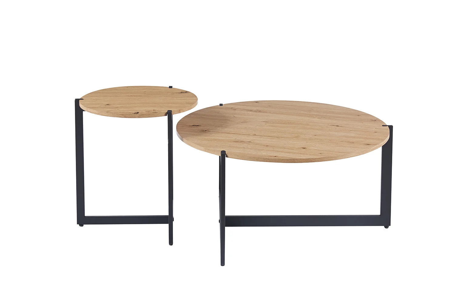 De Salontafel Klassiek Design Tijdloos bestaat uit twee moderne ronde tafels met lichthouten bladen en zwarte metalen poten - één groter en lager, één kleiner en hoger - zo geplaatst dat ze elkaar licht overlappen voor een tijdloze look.